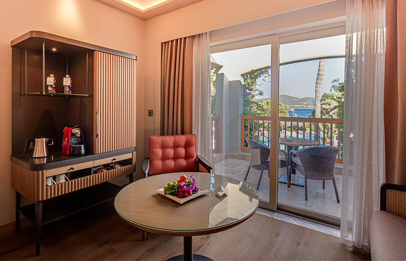 Deluxe Havuz Manzaralı Oda - Balkon